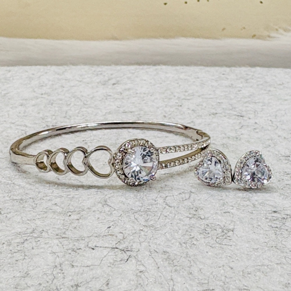 🤍Elegant Crystal Bracelet and Matching Silver Plated CZ Earring Set🤍
